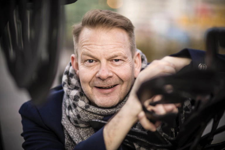 Kai Lehikoinen: Taidetoimintaan osallistuminen voi vahvistaa kykyä toipua vastoinkäymisistä ja jatkaa elämää Kai Lehikoinen: Taidetoimintaan osallistuminen voi vahvistaa kykyä toipua vastoinkäymisistä ja jatkaa elämää