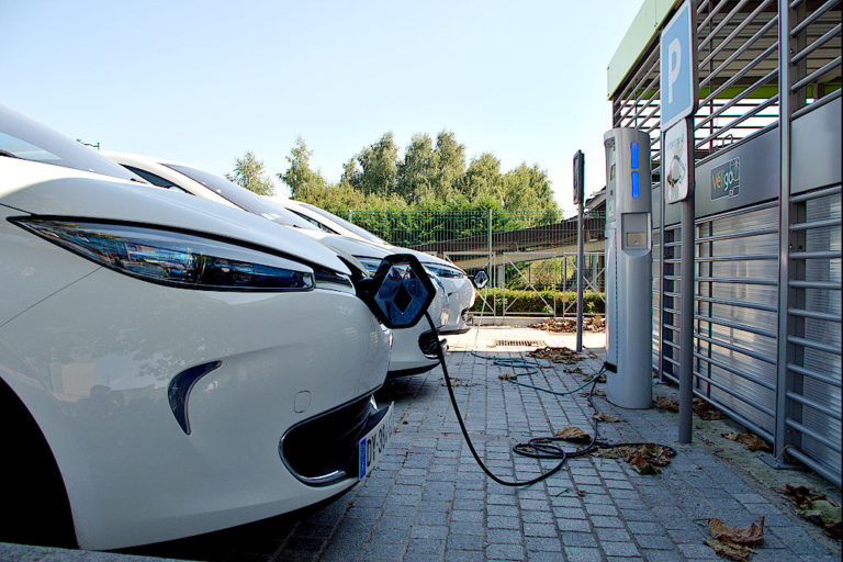 Suomessa 2400 täyssähköautoa. Lisättävä vuosittain noin 70 000 Suomen ilmastopaneelin ja Sitran mukaan