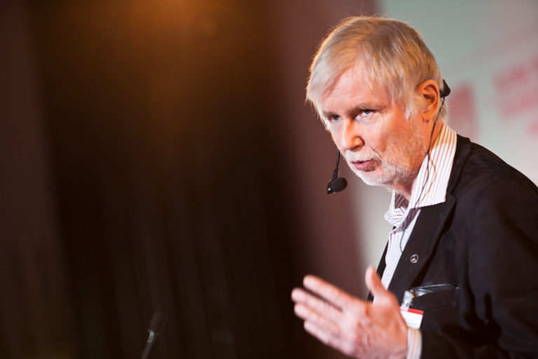 Erkki Tuomiojan mukaan hallituksen ei pidä myydä 2,5 miljardin arvosta osakkeitaan vaan ottaa nollakorkoista lainaa