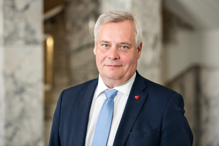 ANTTI RINNE RAKENTAA HYVINVOINTIVALTIOTA, ESIKUVANAAN OLOF PALME