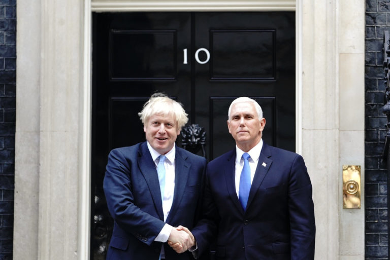 GUARDIANIN KOLUMNISTI: BORIS JOHNSON YKSITYISTÄÄ JA TOTEUTTAA ELIITIN TOIVEET