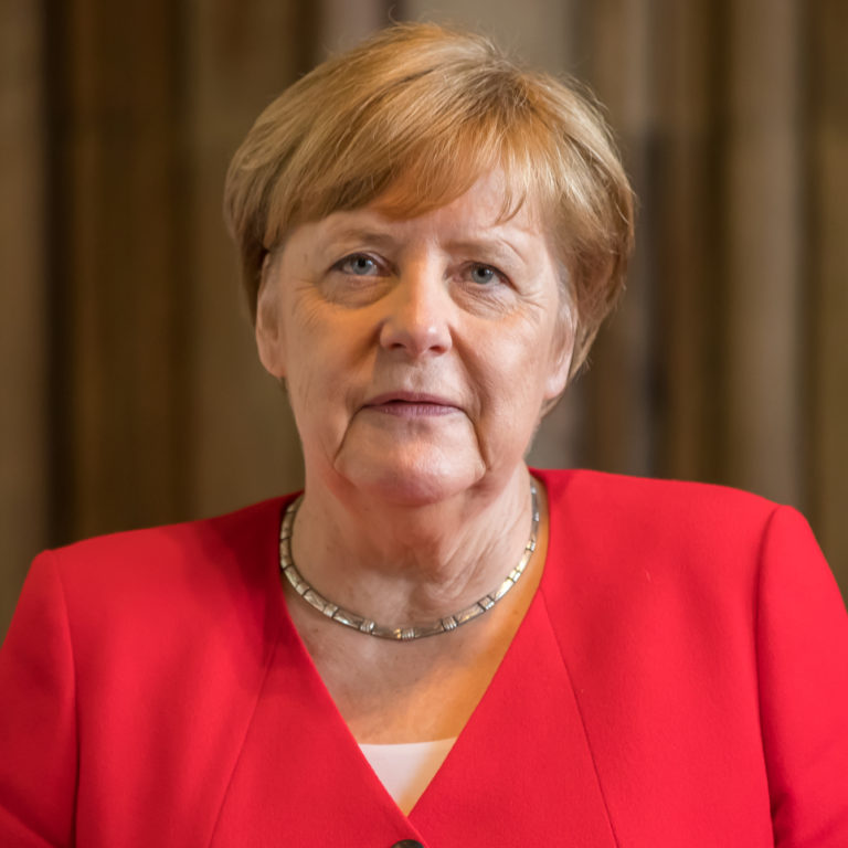 Angela Merkel kehottaa käyttämään kasvomaskeja ostoksilla ja julkisessa liikenteessä