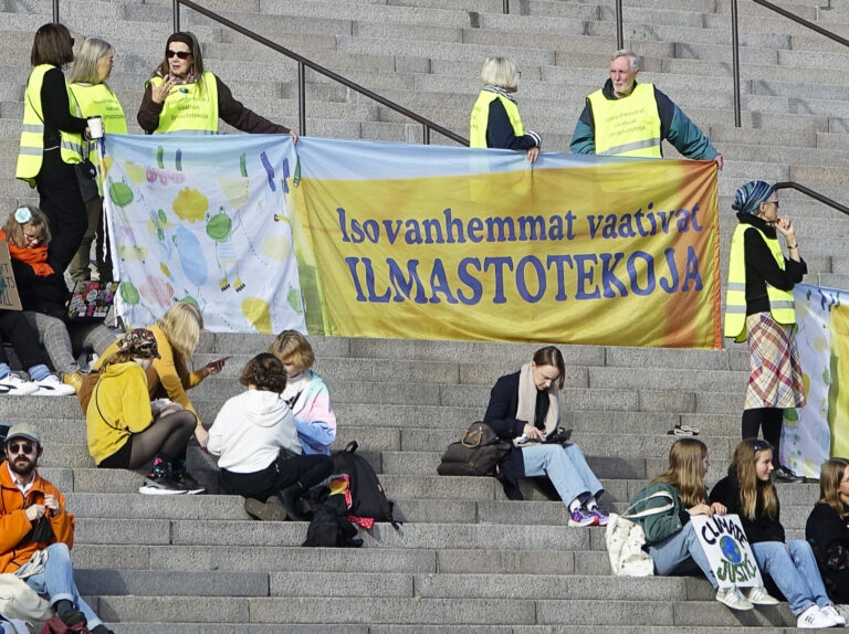 Ilmastoisovanhemmat perjantaisin eduskunnan edessä