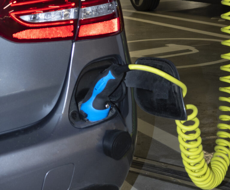 Arviolta 50 000 täyssähköistä tai ladattavaa henkilöautoa Suomeen tänä vuonna