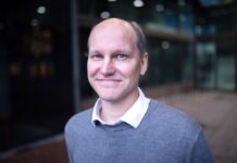 “Luonto tuhoutuu, neulaset putoo ja happosateet – ja te vaan ryyppäätte täällä!“ Antti Ronkainen © Sorsa-säätiö/Kaisa Syrjänen