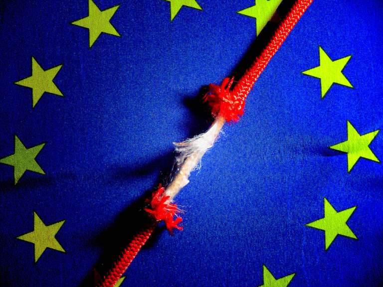 Jotta koronakriisissä EU ei romahtaisi, vaaditaan 400 tutkijan tukemassa kirjeessä luopumista uusliberalismista, jälleenrakentamaan julkisia palveluja ja voimistamaan sosiaalista ulottuvuutta Jotta koronakriisissä EU ei romahtaisi, vaaditaan 400 tutkijan tukemassa kirjeessä luopumista uusliberalismista, jälleenrakentamaan julkisia palveluja ja voimistamaan sosiaalista ulottuvuutta